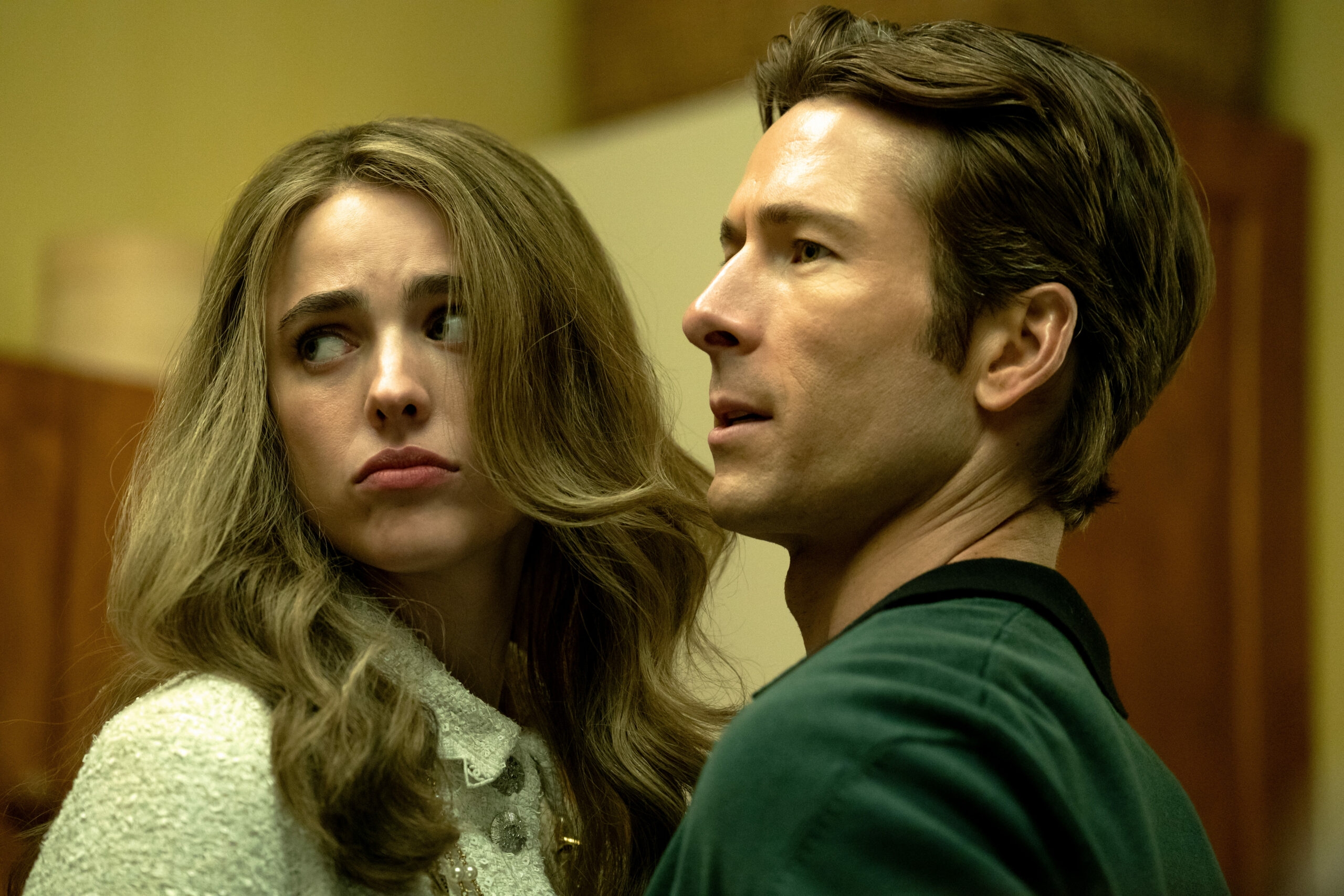 Glen Powell e Margaret Qualley in Ricchi...da morire - Delitti in Famiglia