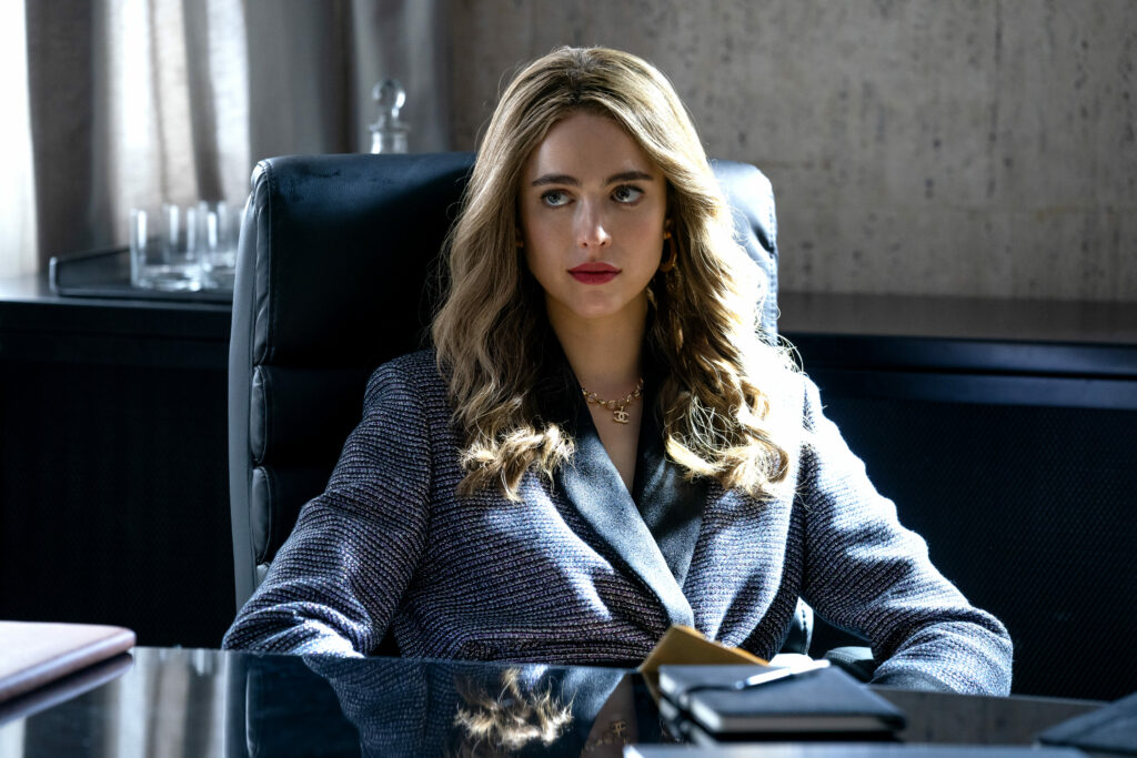 Margaret Qualley interpreta Julia Steinway nella dark comedy Ricchi da morire
