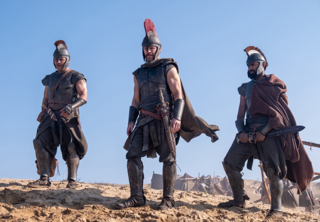 Il cast in una scena del film