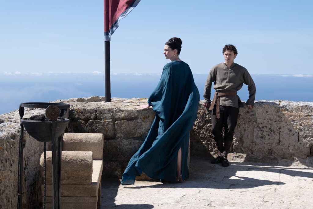 Anne Hathaway e Tom Holland in una scena di Odyssey di Christopher Nolan