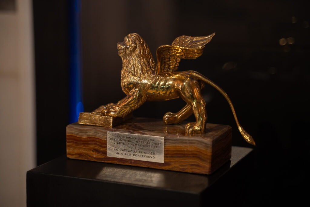 Il Leone d'Oro originale vinto da Gillo Pontecorvo esposto alla Mole Antonelliana