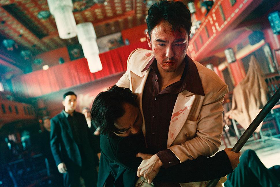 Ethan Juan con l'abito bianco nel film Arrested Memory di Sabu